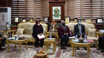 محافظ المنيا يبحث مع وفد هيئة إنقاذ الطفولة الدولية تنفيذ مشروع 