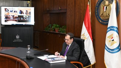 وزير البترول يعتمد موازنة شركتي 