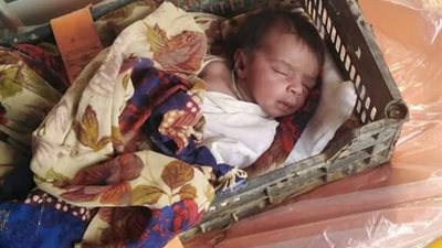 تفاصيل تقطع القلب بشأن العثور على رضيعة بـ «ملفات الموت» بأحد طرق سوان