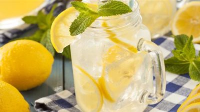 طبيب يُحذر من تناول عصير الليمون لهذه الفئات