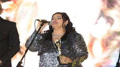 عين وصابتها.. إصابة خدوجة صبري في المطار بعد تكريمها من 