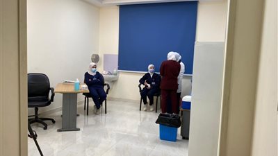  تُخصص 3 عيادات بمستشفى أبو خليفة لتلقى لقاحات كورونا للأطقم الطبية