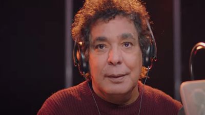 شاهد.. محمد منير يحتفل بعيد الشرطة ويطرح كليب أغنية 