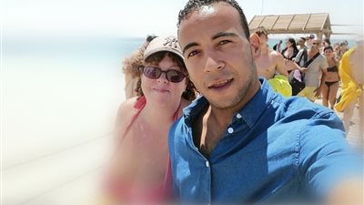 بالصور| مارس معها الجنس وسرقها.. القصة الكاملة لشاب مصري خدع سائحة بريطانية تركت زوجها من أجله