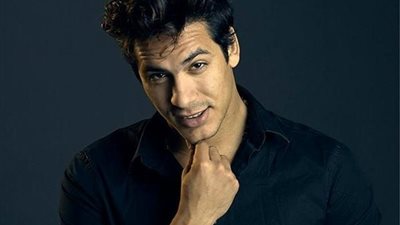 تفاصيل ابتزاز أحد مشاهير تيك توك بعد تصويره بملابس نسائية.. ليس اليوتيوبر الشهير