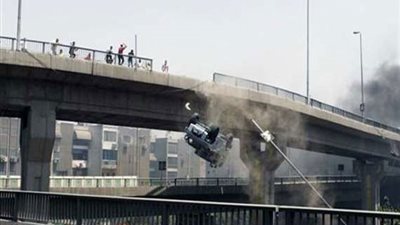 بالصور والفيديو.. سقوط سيارة من أعلى كوبرى أكتوبر في اتجاه أوتوستراد المعادى حلوان 