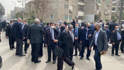 بالصور.. قيادات قطاع البترول يتقدمهم وزير البترول يشيعون جثمان 