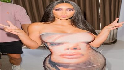 كيم كاردشيان في أحدث صور لها: عارية ومغطاة بالورود فقط