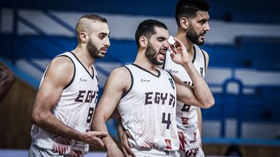 إيهاب أمين يغادر مباراة الرأس الأخضر إلى المستشفى 