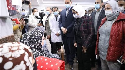 وزيرة الصحة تستمع إلى المترددين على المركز.. وتشرح لهم مدى أهمية المنظومة الجديدة