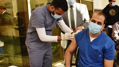 مستشار الرئيس يكشف عن إصابة حالة بكورونا بعد يوم من تلقي اللقاح