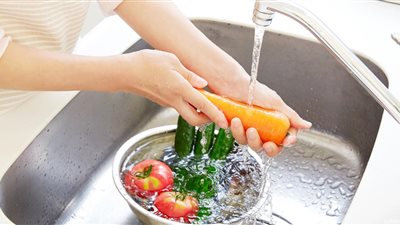 عدم تطبيقها يؤدي إلى الوفاة.. نصائح ذهبية لغسل الخُضروات والفواكه للقضاء على الفيروسات والبكتيريا