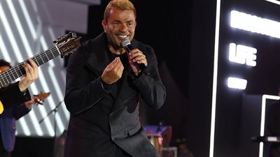 شاهد لحظة سقوط عمرو دياب على المسرح في حفله الخاص الأخير