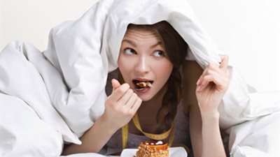 «هتموتك شوية شوية».. هذه الأطعمة «لا تأكلها» قبل النوم مباشرةً (أسماء)