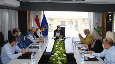 قرار من محافظ أسوان لحل أزمة تجمع المياه الجوفية أسفل نفق السكك الحديدية بمنطقة السد العالى شرق