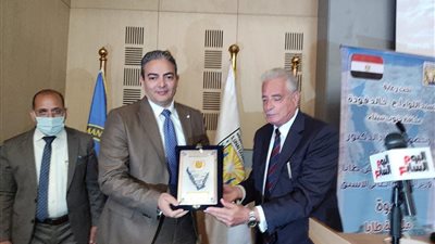 محافظ جنوب سيناء يكرم نقيب الاعلاميين في احتفالاتها بذكرى تحرير طابا 