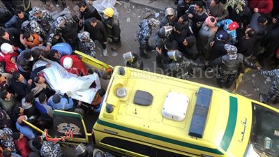 العثور على أسرة كاملة أحياء تحت أنقاض عقار جسر السويس المنهار (صور)