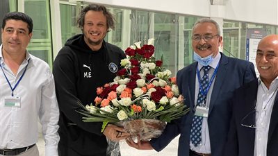 الرجاء يستقبل بعثة بيراميدز بالورود 