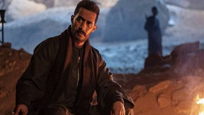 بالفيديو.. هذا ما فعله محمد رمضان قبل انطلاق موكب المومياوات الملكية