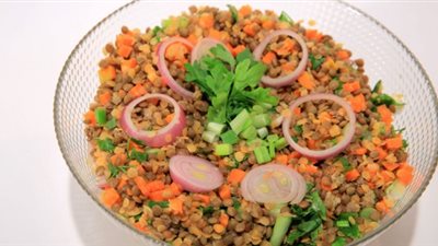 تعوض الجسم عن ساعات الصيام.. طريقة تحضير سلطة العدس ( فيديو )