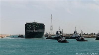 تعطل سفينة أثناء عبورها قناة السويس والهيئة تكشف التفاصيل  