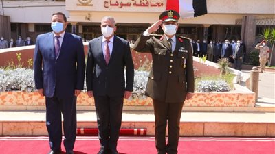 محافظ سوهاج يضع إكليل الزهور على النصب التذكاري لشهداء المحافظة