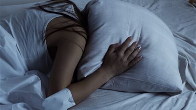 امرأة تستغيث من جارتها بسبب ما تفعله كل ليلة مع صديقها!