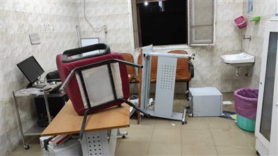 بالصور.. أهالي يُحطمون مستشفى صدر المحلة 