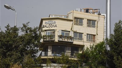 بالصور.. «كافيه» سياحي شهير يهدد حياة سكان مدينة القاهرة الجديدة