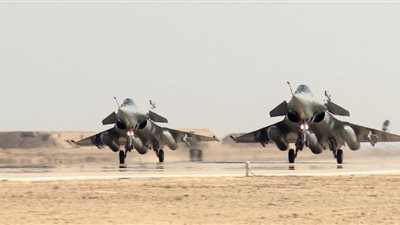 مصر توقع مع فرنسا عقد توريد 30 طائرة رافال
