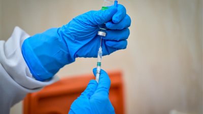 تفاصيل بدء تطعيم العاملين الأطقم الطبية بقطاع البترول ضد كورونا 