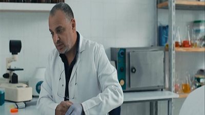 مخرج لعبة نيوتين يظهر كممثل لأول مرة في هذا المشهد.. تعرف على السر