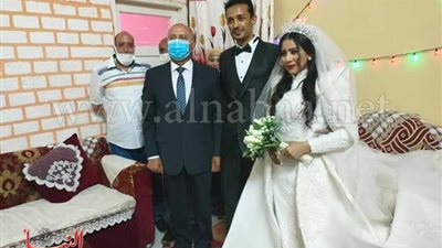 وزير النقل يجبر بخاطر عمال السكة الحديد ويحضر حفل زفاف كريمة زميلهم.. صور