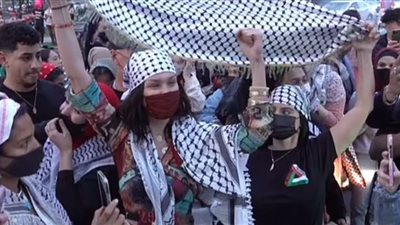 بيلا حديد تدافع عن فلسطين بطريقتها الخاصة 