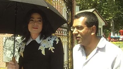 رغم وفاته منذ أكثر من 11 عام.. عائلة مايكل جاكسون تهدد بمقاضاة إعلامي بريطاني  