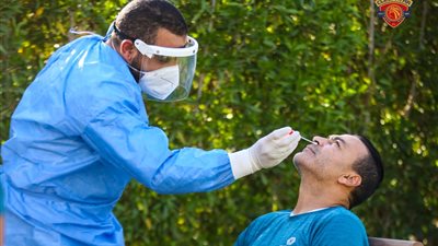 صور| لاعبو سيراميكا كليوباترا يخضعون لمسحة طبية قبل مواجهة إنبي