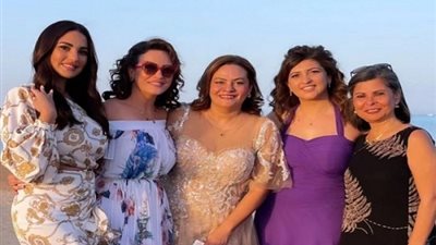 فساتين مبهجة وبدل ألوان.. هكذا خطف نجوم الفن الأنظار في حفل زفاف ابنة كاملة أبو ذكري