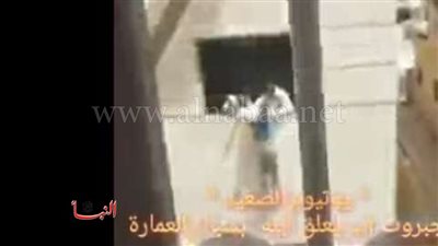 فيديو| تفاصيل القبض على أب علق ابنه من الدور الرابع في الشروق والسبب غريب