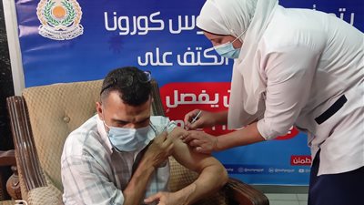 إقبال من مراقبى امتحانات الثانوية العامة للحصول على جرعات لقاح كورونا بالدقهلية 