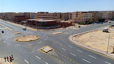 بالصور.. توسيع مدخل مدينة بدر وعمل ساحات انتظار جديدة