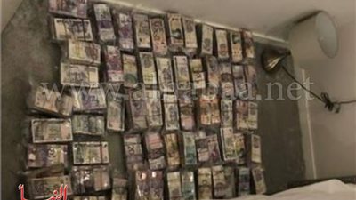 تفاصيل القبض على رجل خبأ 111 مليون جنيه تحت مرتبة سريره (صور)