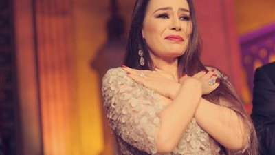 شريهان بـ«فستان لامع وسيجارة» في برومو «كوكو شانيل» (شاهد) 