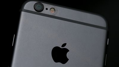 آبل تحث مالكي آيفون على تنزيل هذا التحديث فورًا 