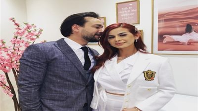 منة عرفة وزوجها محمود المهدي يستعينان بـ