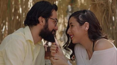 ليه لأ.. سارة عبد الرحمن تستغل أنوثتها للتفريق بين أحمد حاتم ومنة شلبي