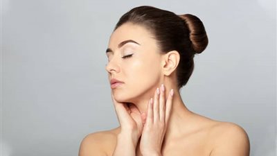 بالفيديو.. وصفات طبيعية لإزالة سواد الرقبة والمناطق الحساسة