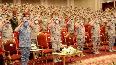 وزير الدفاع يجتمع بقادة القوات المسلحة ويوجه بالاستعداد القتالي لحماية أمن مصر