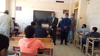 توافد الطلاب الثانوية العامة على لجان امتحانات اللغة العربية بالمنيا 