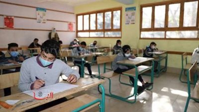 طلاب الثانوية العامة أدبي يؤدون امتحان اللغة العربية اليوم