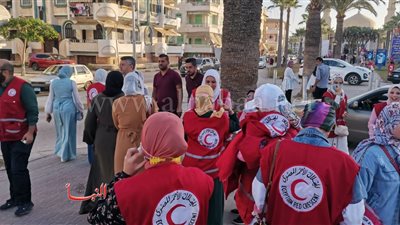 في لفتة إنسانية.. «الهلال الأحمر» بوزع هدايا العيد على الأهالي برأس البر